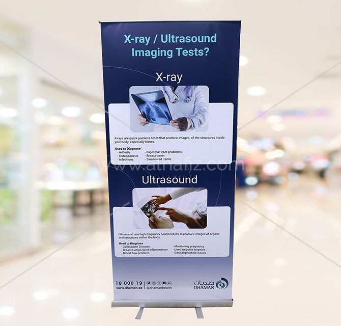 Retractable roll up banner stand