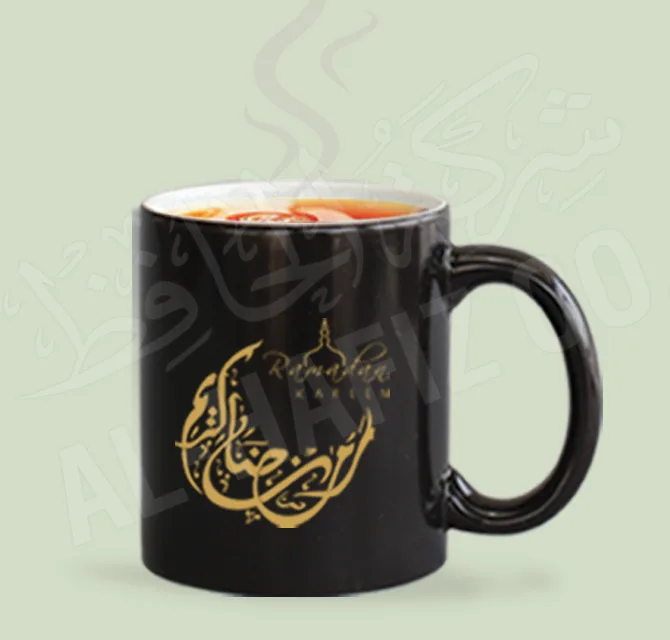 الطباعة على كوب أسود بكتابة باللون الذهبي 
