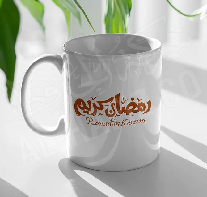 الطباعة على كوب أبيض و كتابة باللون الأحمر 