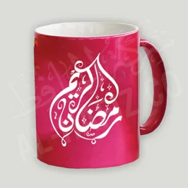 الطباعة على مج أحمر و كتابة باللون الأبيض "رمضان كريم"