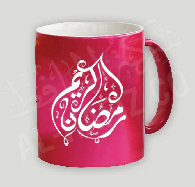 الطباعة على مج أحمر و كتابة باللون الأبيض 