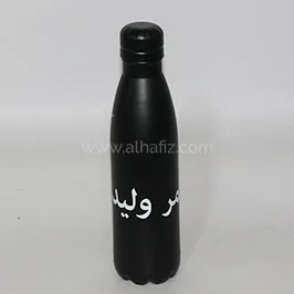 زجاجة سوداء مطبوعة باسم عربي