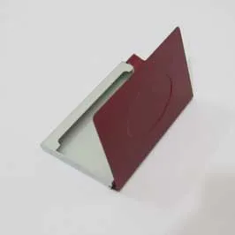 حامل البطاقة الحمراء