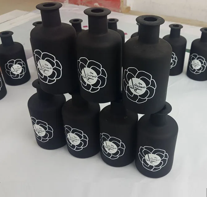 عبوة سوداء بطباعة UV والسلك سكرين