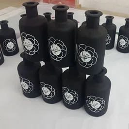 عبوة سوداء بطباعة UV والسلك سكرين