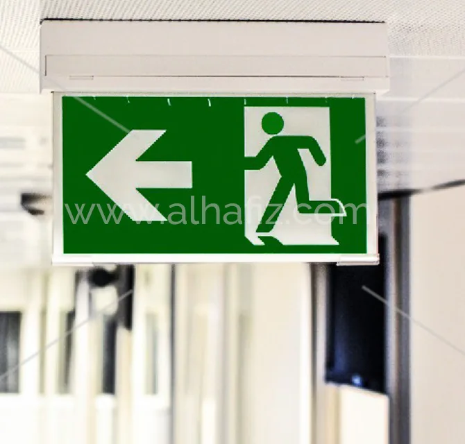 لافتة مخرج طوارئ مضيئة مع سهم