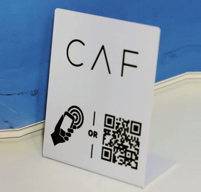 حامل NFC ورمز QR للمس أو المسح