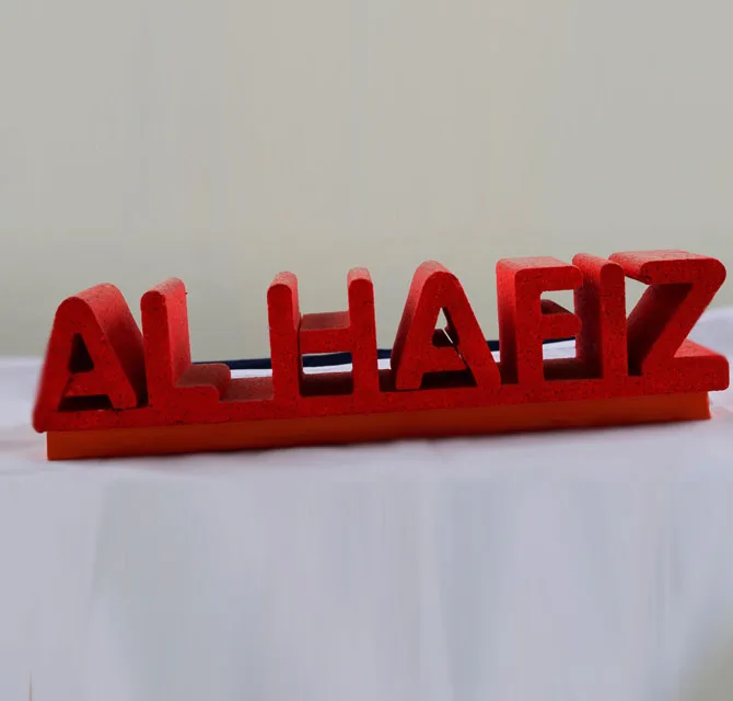 نص باللون الأحمر من الستايروفوم المقصوص حسب الطلب